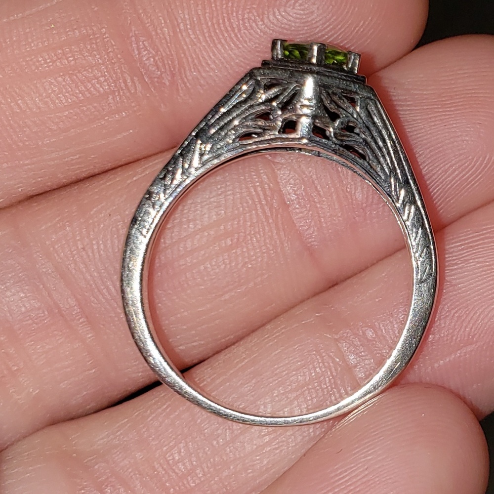Genuine Peridot Ring in 925 Silver - Picture 3 of 7